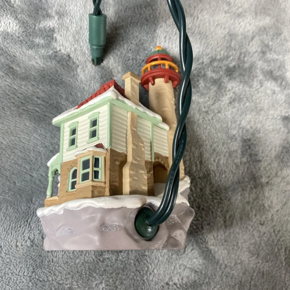 Hallmark Keepsake LIGHTHOUSE GREETINGS 2009 Christmas Ornament Magic 13th Series